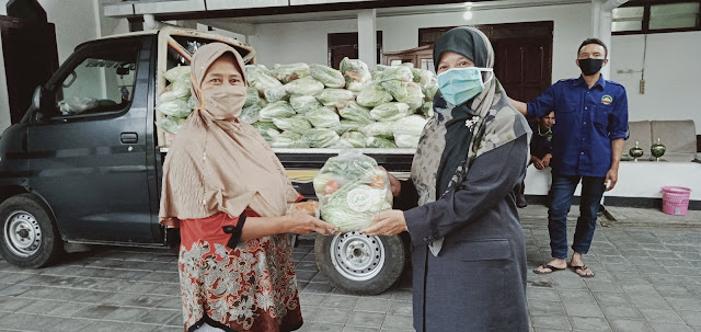 Ida Nurul Farida Bagikan Ratusan Sayur Segar Kepada Warga