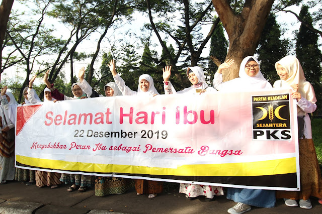 Peringati Hari Ibu, PKS Salatiga Gelar Flashmob dan Bagi-bagi Souvenir